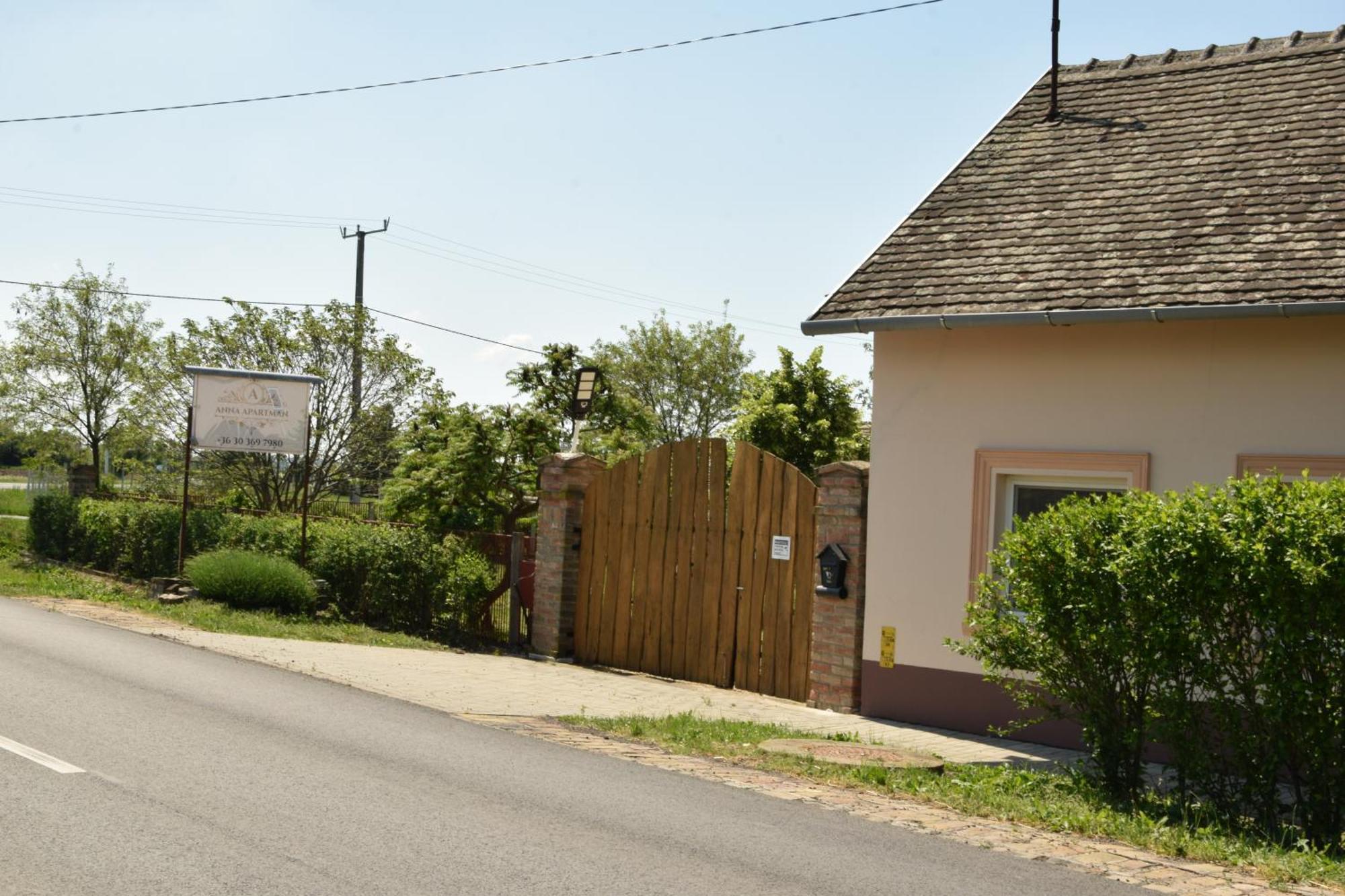 Appartamento Anna Apartman Maroslele Esterno foto